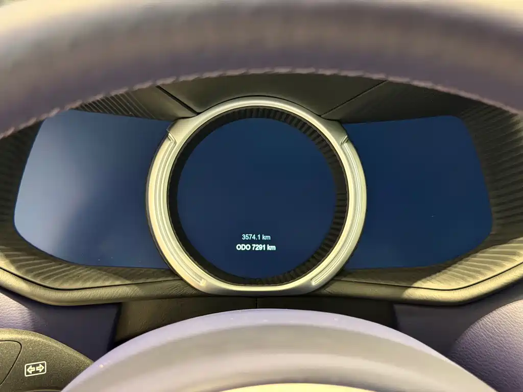 Aston Martin DB11 — миниатюра 6
