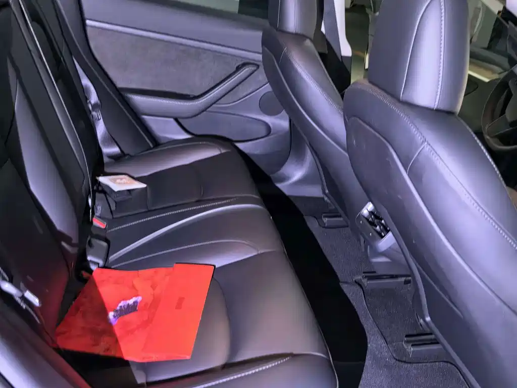 Tesla Model 3 — миниатюра 10