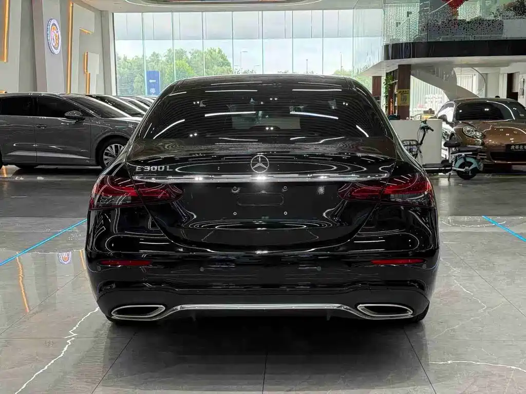 Mercedes-Benz E-Class — миниатюра 8