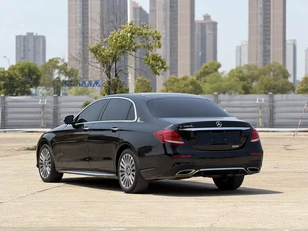 Mercedes-Benz E-Class — миниатюра 11