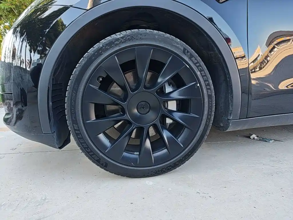 Tesla Model Y — миниатюра 25
