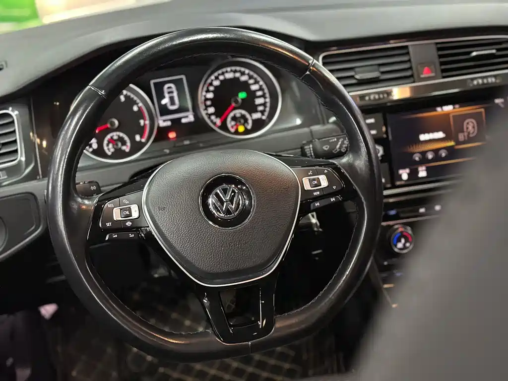 VOLKSWAGEN GOLF