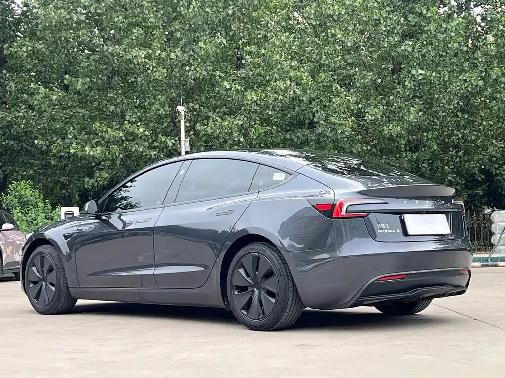 Tesla Model 3 — миниатюра 7