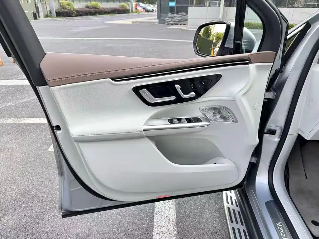 Mercedes-Benz EQE SUV — миниатюра 4