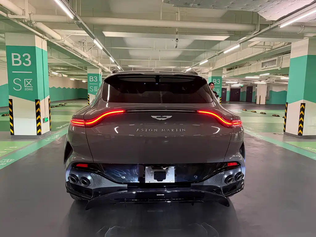 Aston Martin DBX 2025 4.0T V8 707