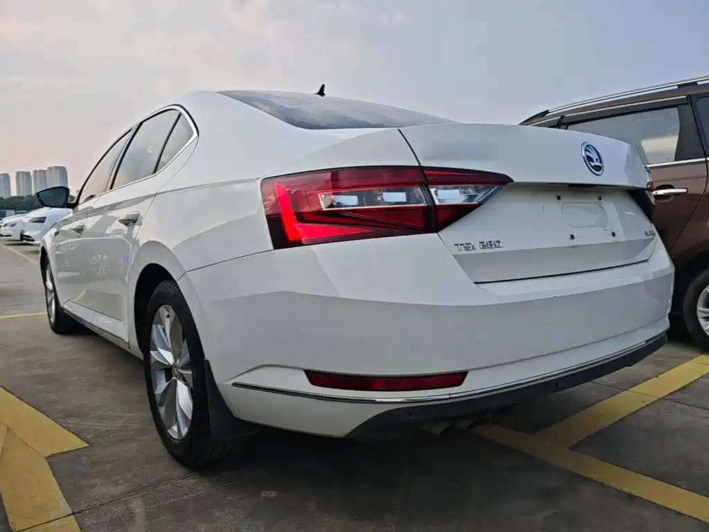 Skoda Superb — миниатюра 5
