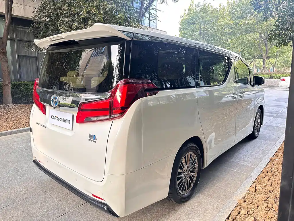 Toyota Alphard — миниатюра 6
