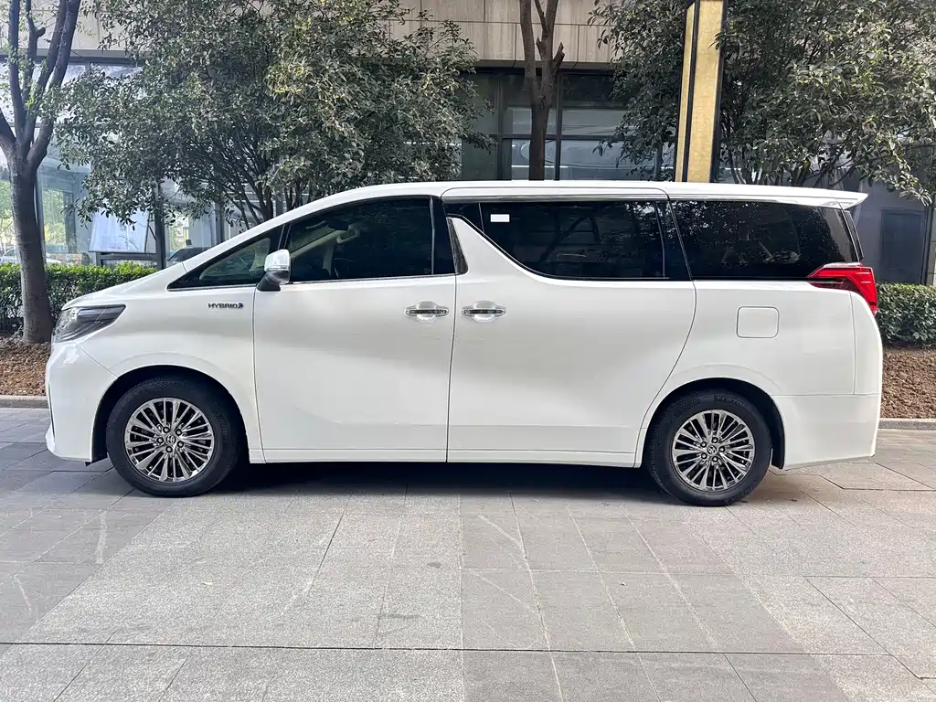 Toyota Alphard — миниатюра 4