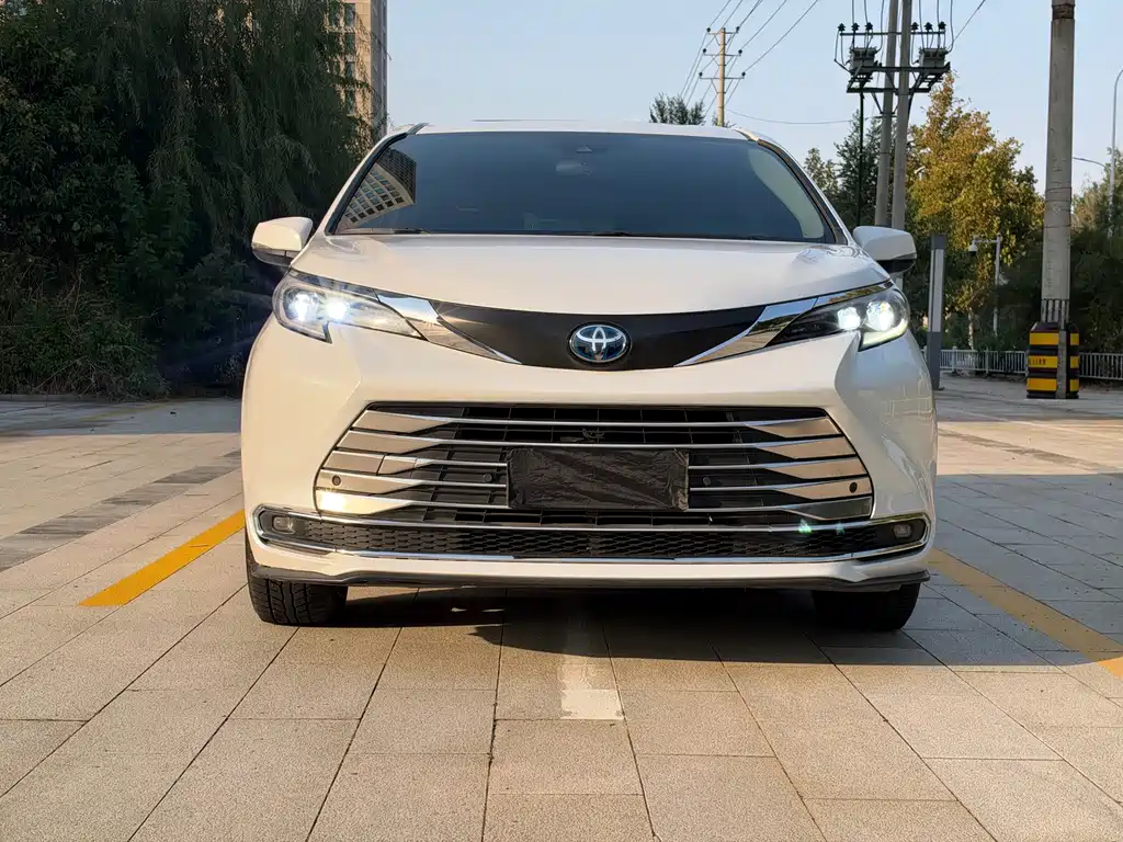 Toyota Sienna — миниатюра 2