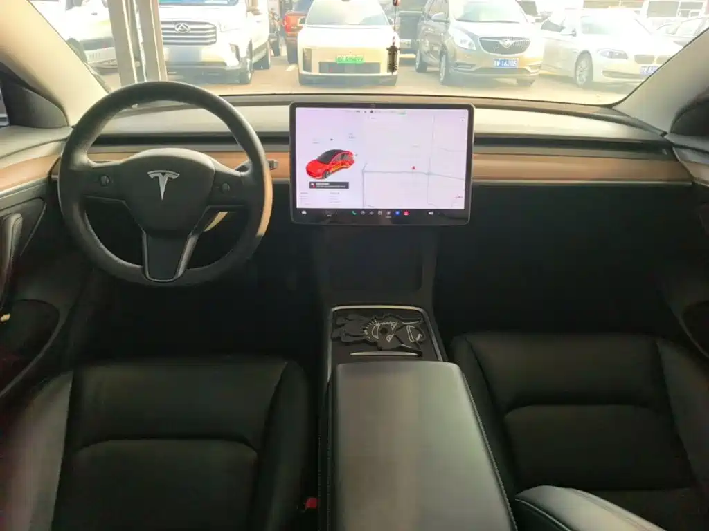 Tesla Model 3 — миниатюра 10