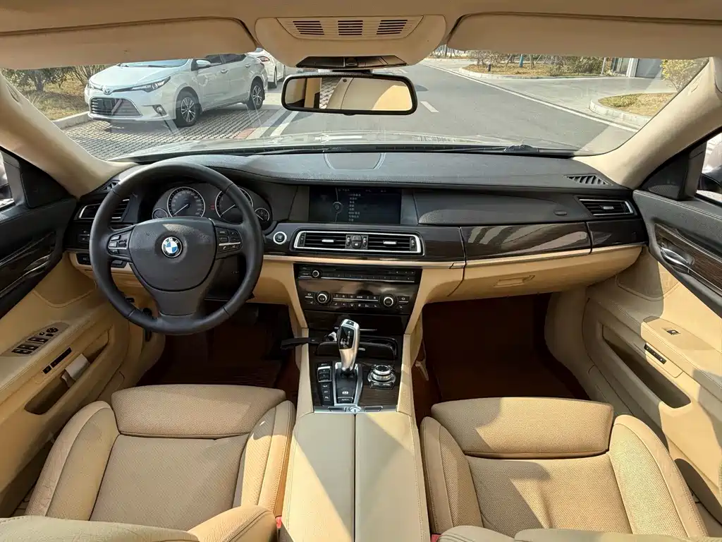 BMW 7 Series — миниатюра 6