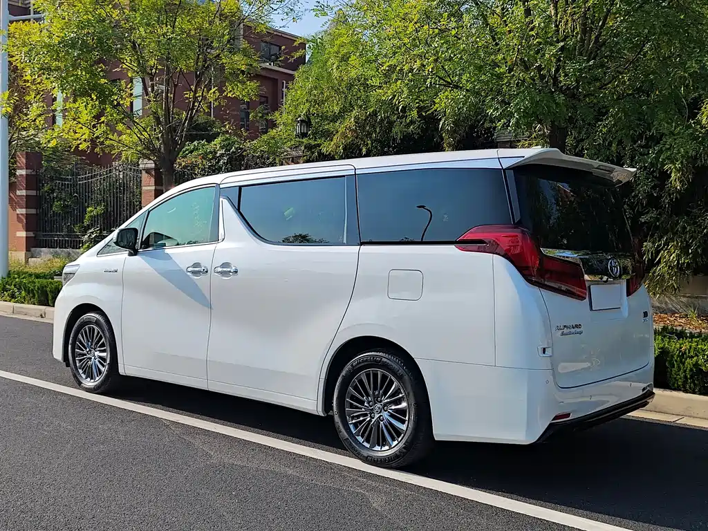 Toyota Alphard — миниатюра 24