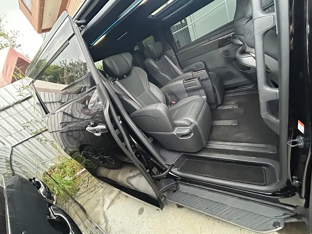 Toyota Alphard — миниатюра 3