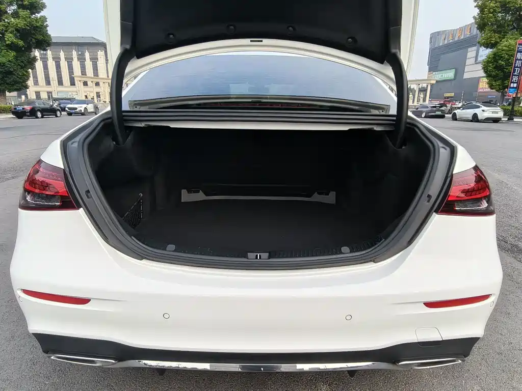 Mercedes-Benz E-Class — миниатюра 14