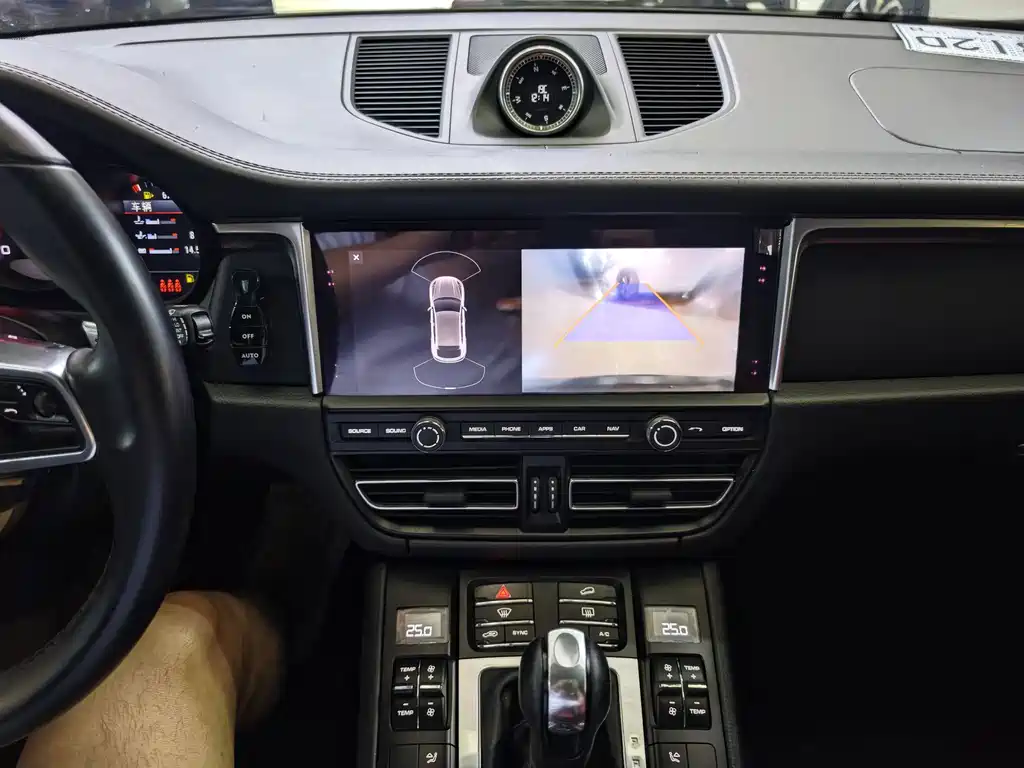Porsche Macan — миниатюра 13