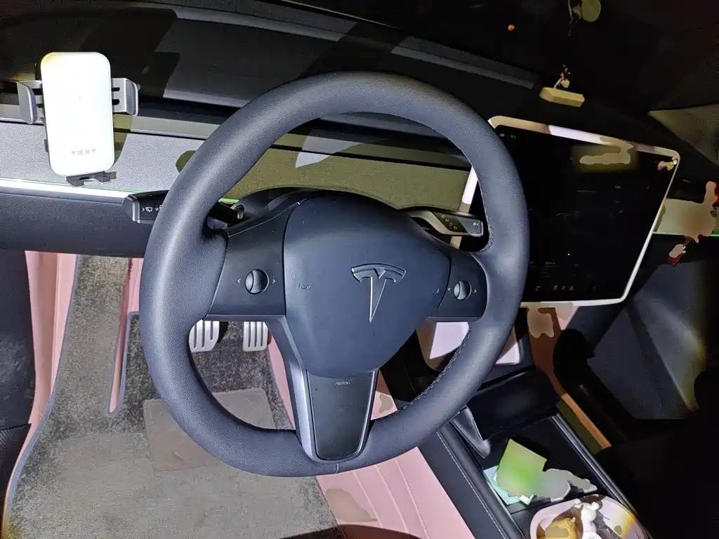 Tesla Model Y — миниатюра 6