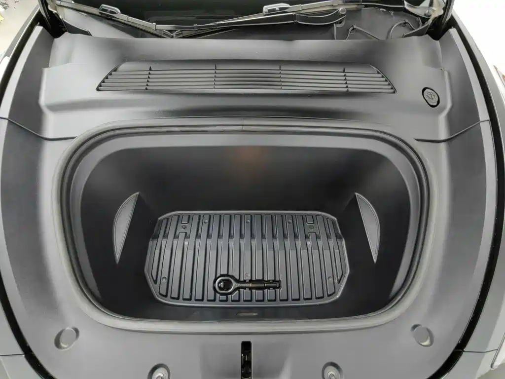 Tesla Model Y — миниатюра 6
