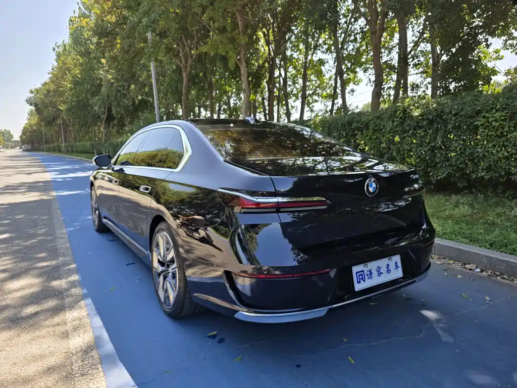 BMW 7 Series — миниатюра 9