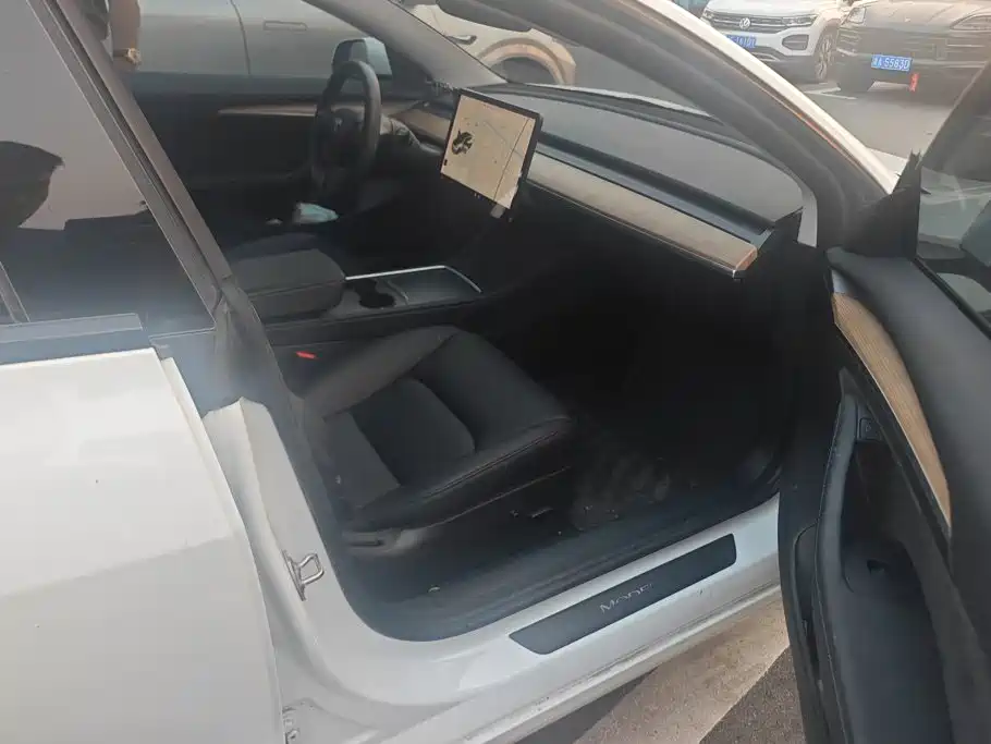 Tesla Model 3 — миниатюра 8