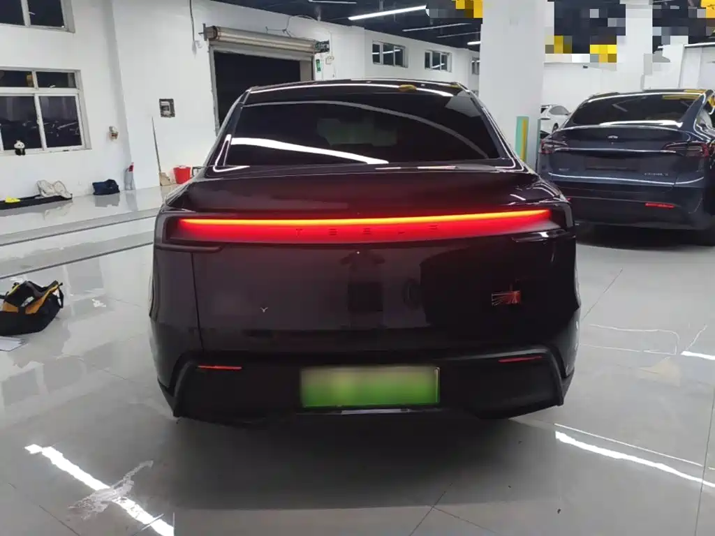 Tesla Model Y — миниатюра 6