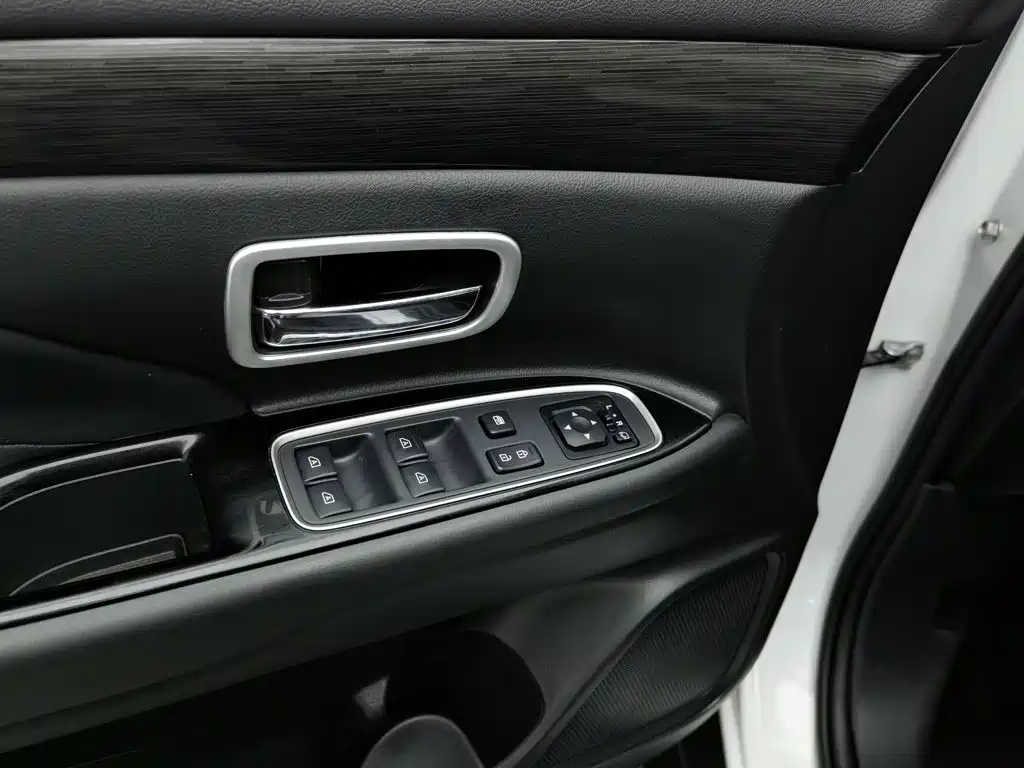 Mitsubishi Outlander — миниатюра 9