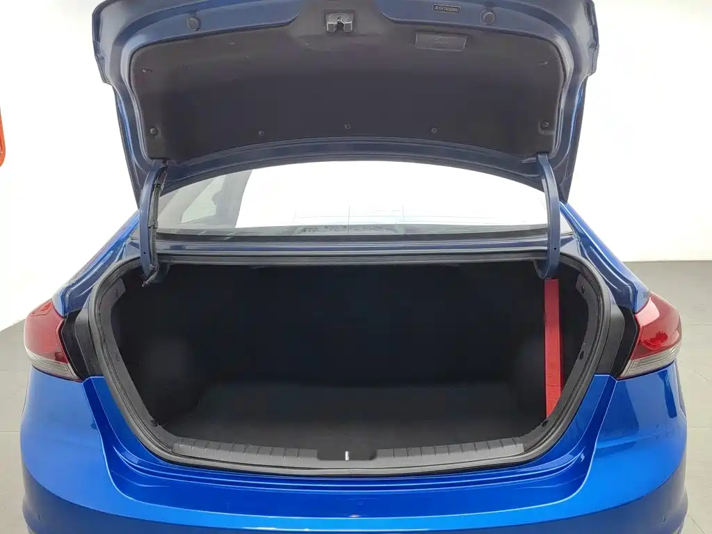 Hyundai Elantra — миниатюра 16