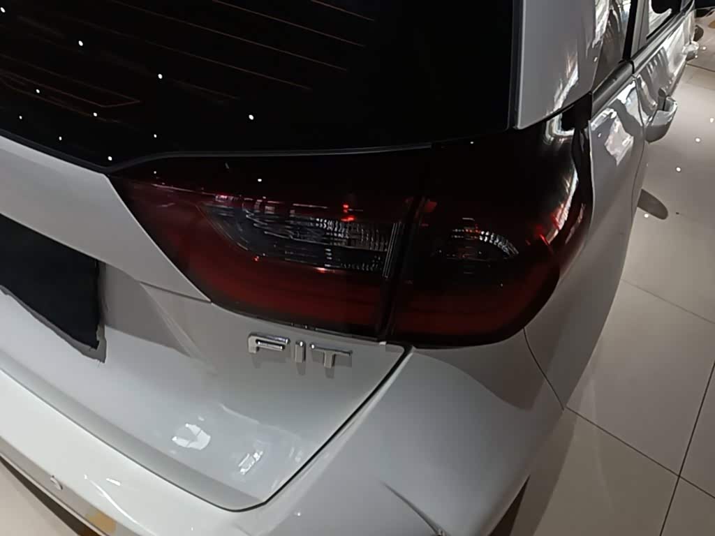 Honda Fit 1.5 л 2021 г. Белый, пробег 42600 км