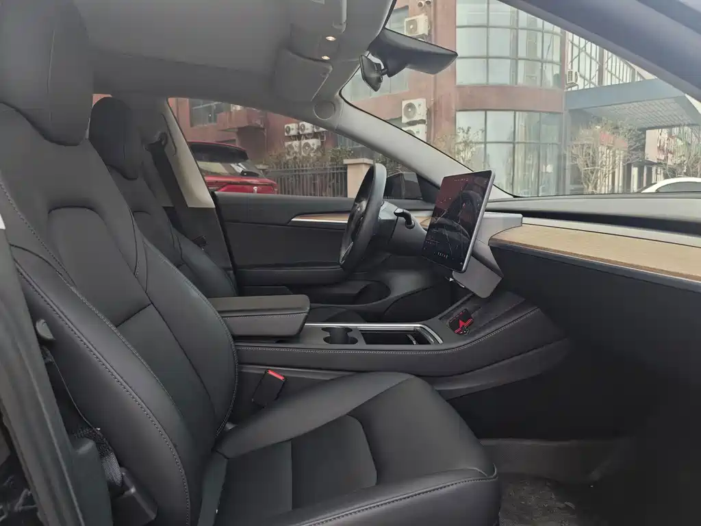 Tesla Model 3 — миниатюра 9
