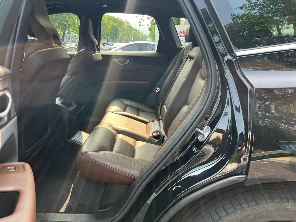 Volvo XC60 PHEV — миниатюра 5