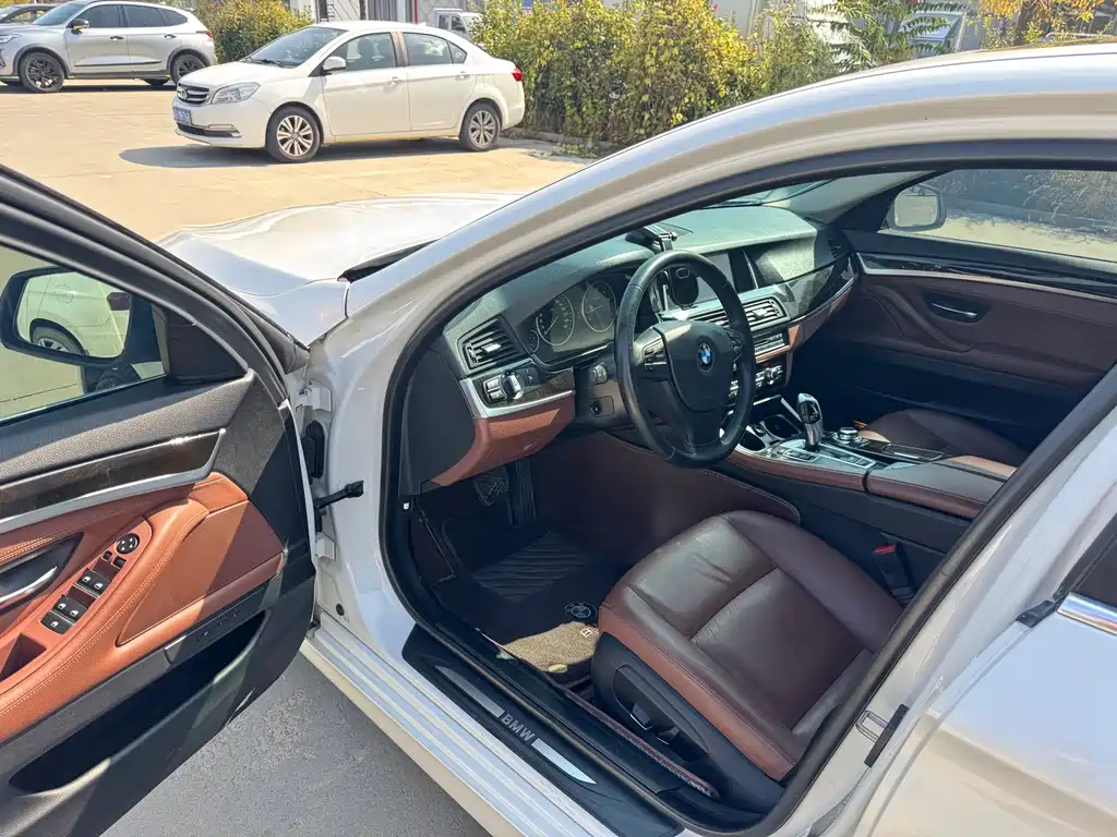 BMW 5 Series — миниатюра 7