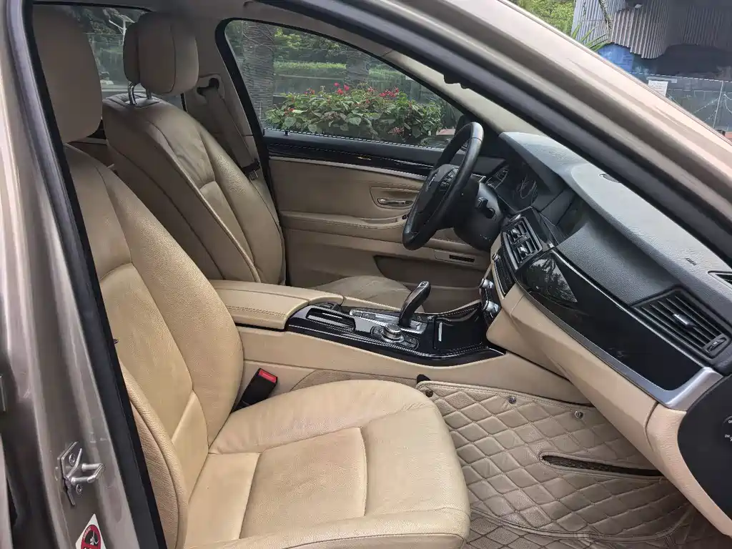 BMW 5 Series — миниатюра 13