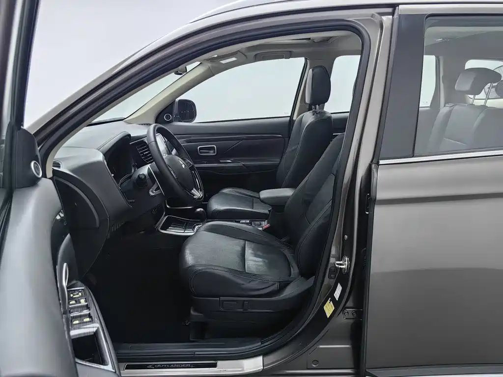 Mitsubishi Outlander — миниатюра 10
