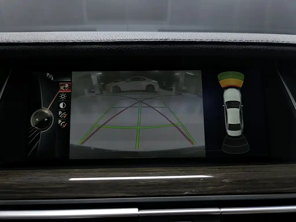 BMW 7 Series — миниатюра 10