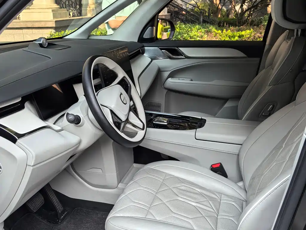 Volvo EM90 — миниатюра 2