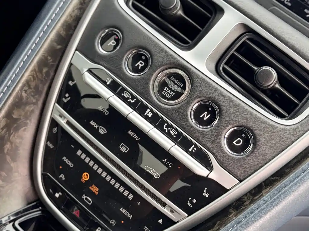 Aston Martin DB11 — миниатюра 16
