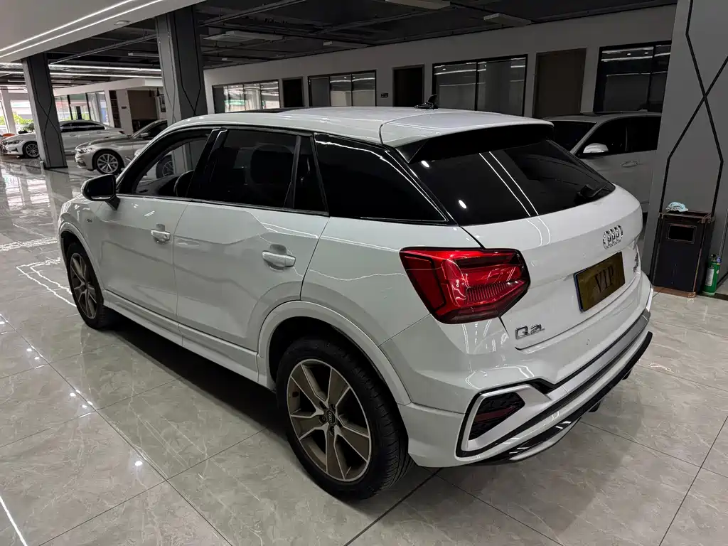 Audi Q2L - фото 6