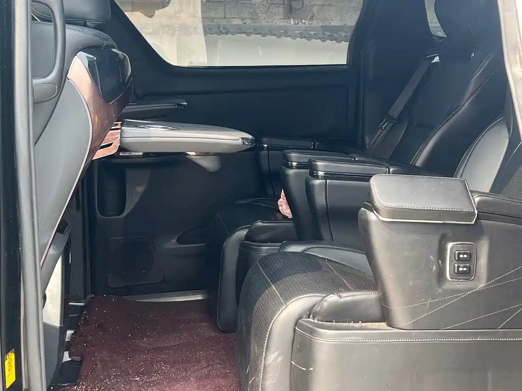 Toyota Alphard — миниатюра 8