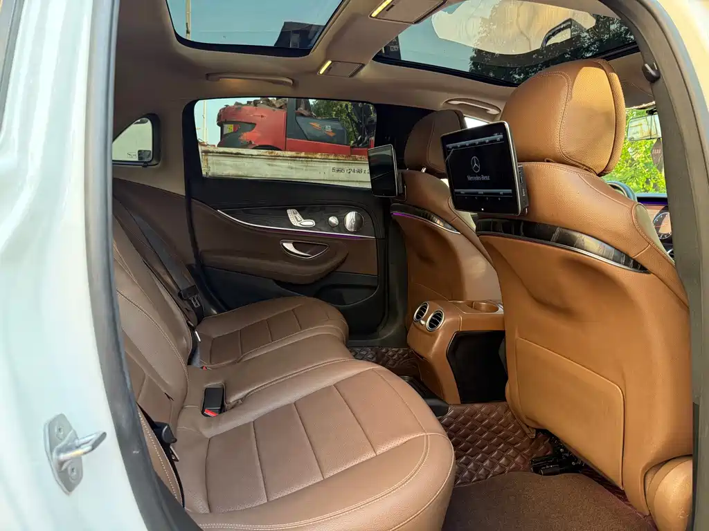 Mercedes-Benz E-Class — миниатюра 11