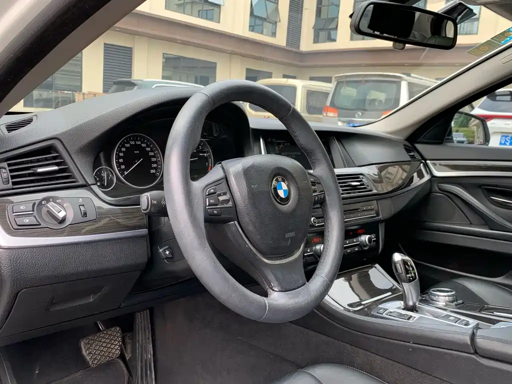 BMW 5 Series — миниатюра 16