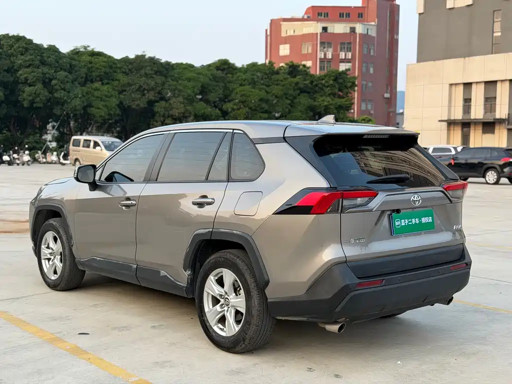 Toyota RAV4 — миниатюра 8
