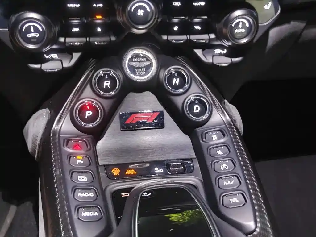 Aston Martin V8 Vantage — миниатюра 2