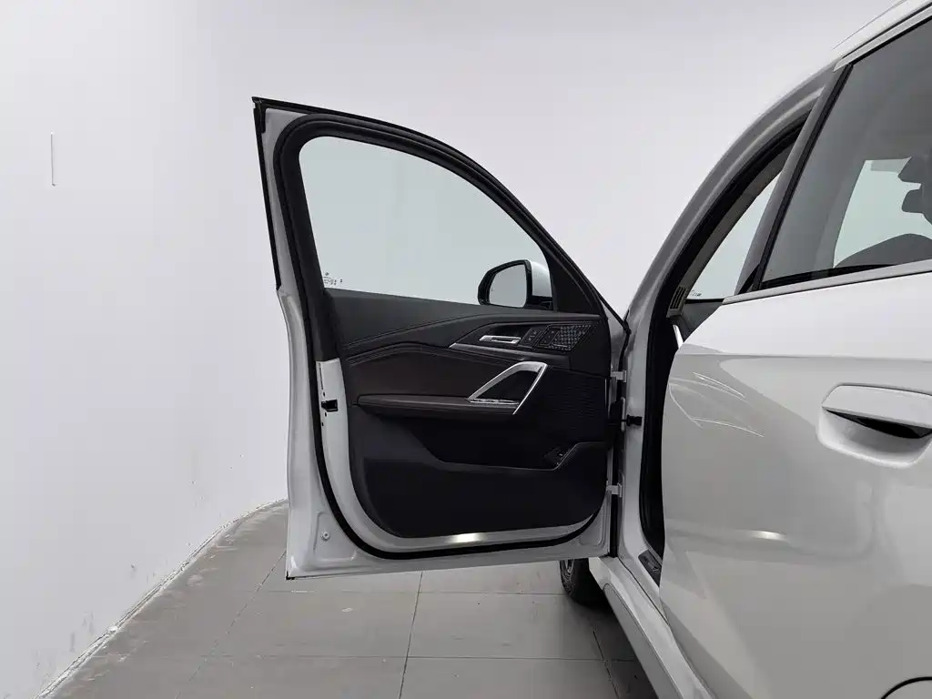BMW iX1 — миниатюра 8