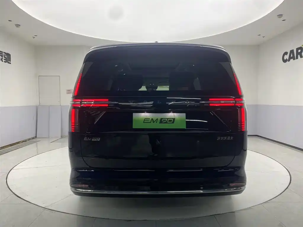 Volvo EM90 2025 Ultra мест