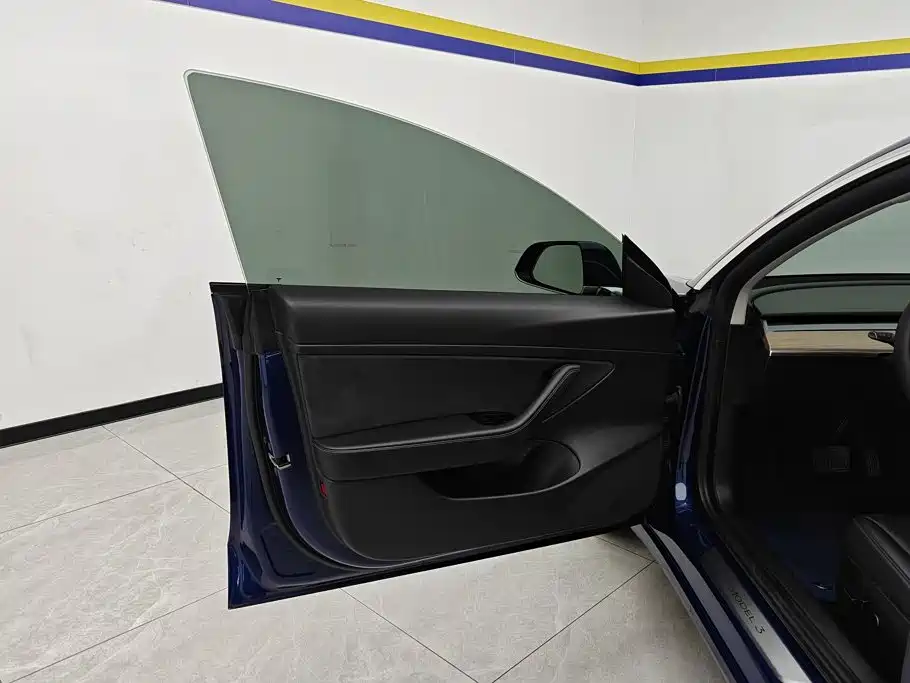 Tesla Model 3 — миниатюра 7