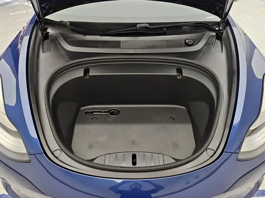 Tesla Model 3 — миниатюра 10