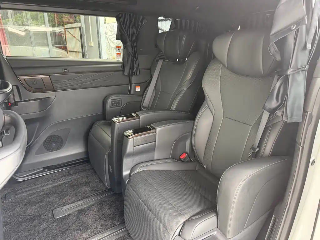 Toyota Alphard — миниатюра 8