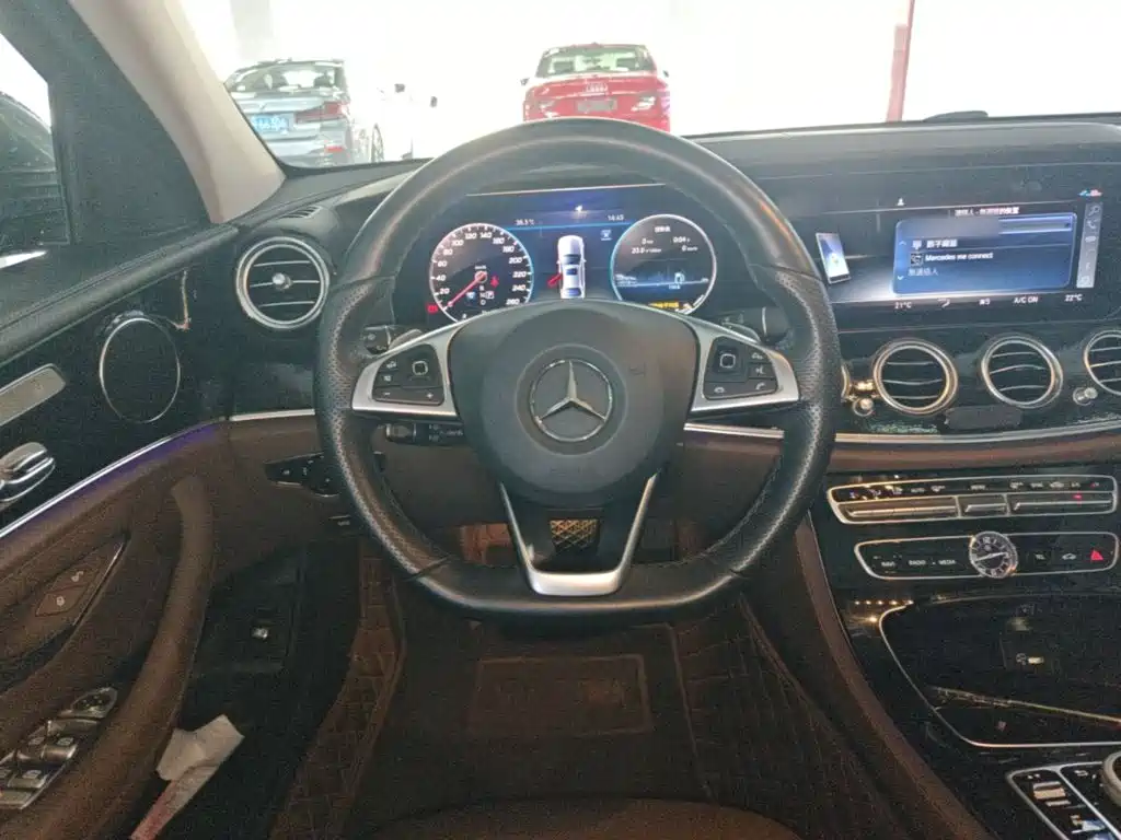 Mercedes-Benz E-Class — миниатюра 11
