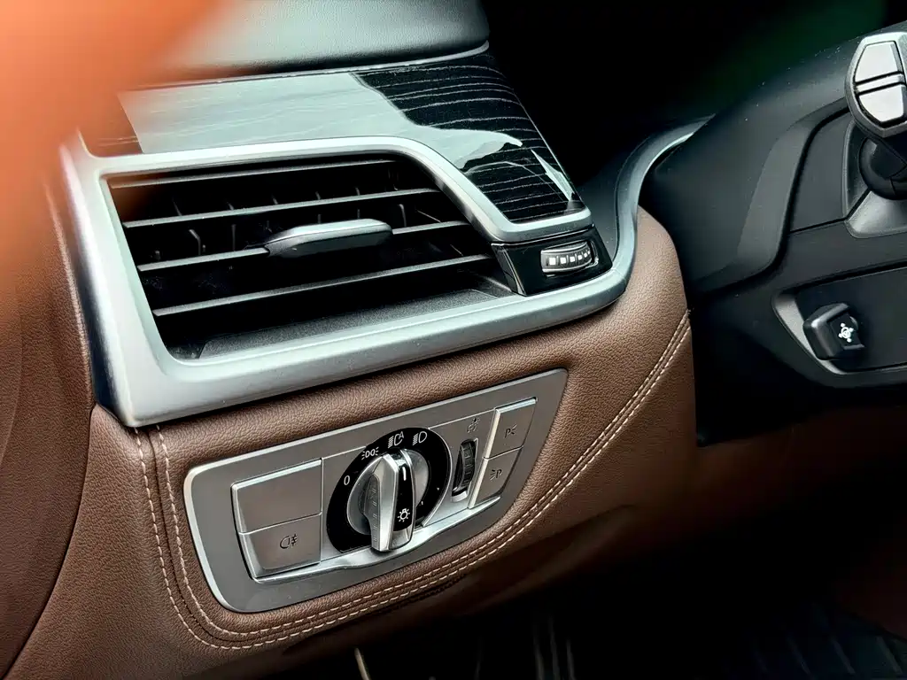 BMW 7 Series — миниатюра 10