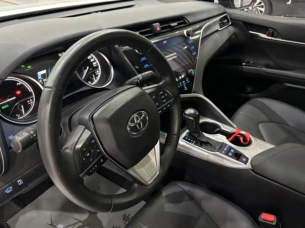 Toyota Camry — миниатюра 5