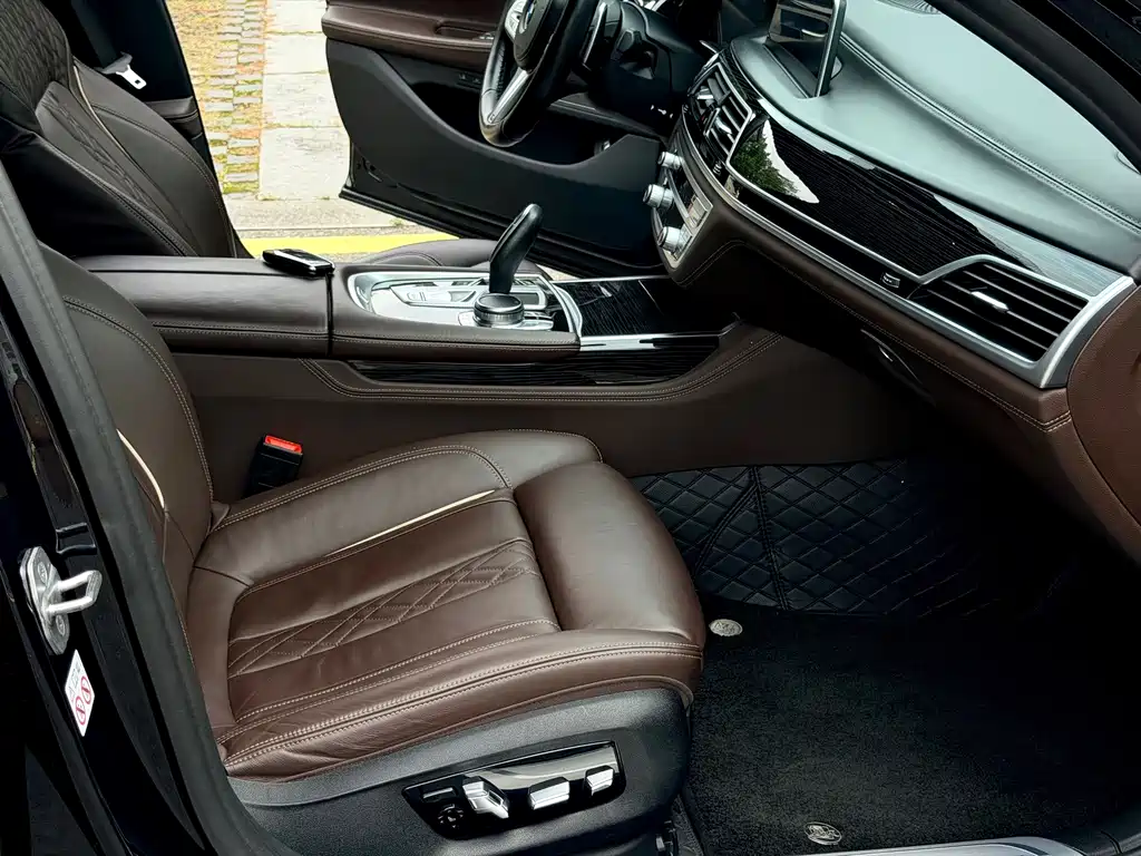 BMW 7 Series — миниатюра 21